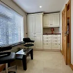 A Newly Renovated 7 Bedroom House Дом отдыха Лимерик
