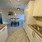 A Newly Renovated 7 Bedroom House Дом отдыха *