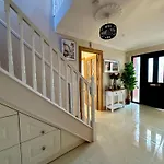 A Newly Renovated 7 Bedroom House Σπίτι διακοπών