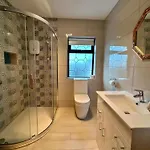 A Newly Renovated 7 Bedroom House Дом отдыха Лимерик
