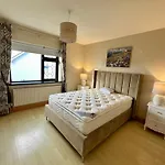 A Newly Renovated 7 Bedroom House Дом отдыха *