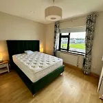 A Newly Renovated 7 Bedroom House Дом отдыха *