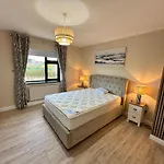 A Newly Renovated 7 Bedroom House Дом отдыха