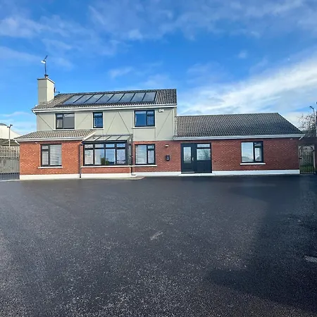 A Newly Renovated 7 Bedroom House Prázdninový dům Limerick Junction