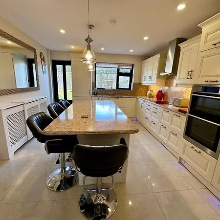 A Newly Renovated 7 Bedroom House Σπίτι διακοπών