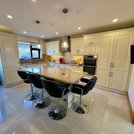 A Large 7 Bedroom House Ideal For Large Gatherings 度假居