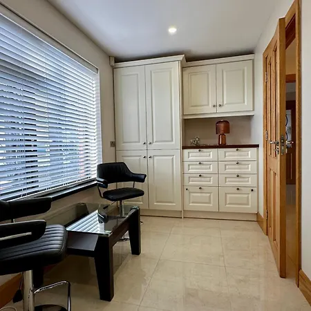A Newly Renovated 7 Bedroom House Prázdninový dům Limerick Junction
