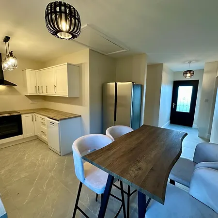 A Large 7 Bedroom House Ideal For Large Gatherings 度假居 *