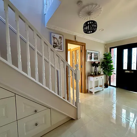 A Newly Renovated 7 Bedroom House Prázdninový dům