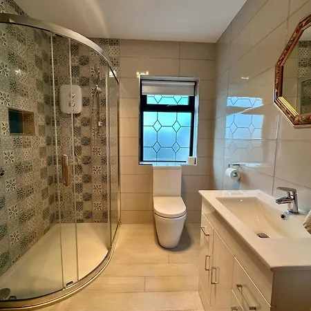 A Newly Renovated 7 Bedroom House Prázdninový dům Limerick Junction