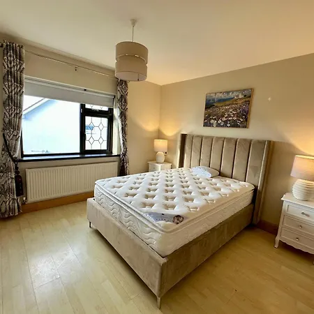 A Newly Renovated 7 Bedroom House Dom wakacyjny *