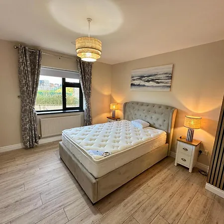A Newly Renovated 7 Bedroom House Prázdninový dům