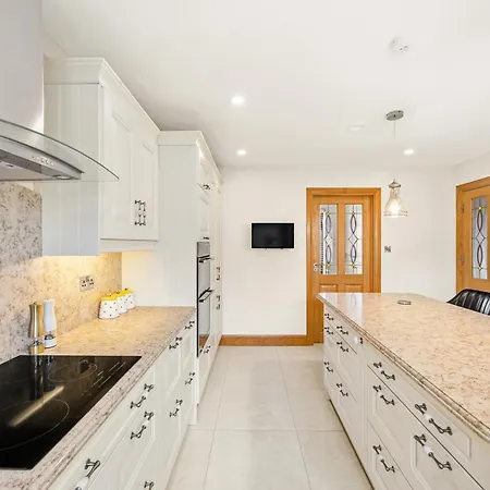 A Newly Renovated 7 Bedroom House * Limerick Junction