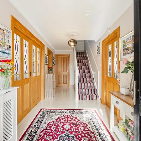 A Newly Renovated 7 Bedroom House Prázdninový dům