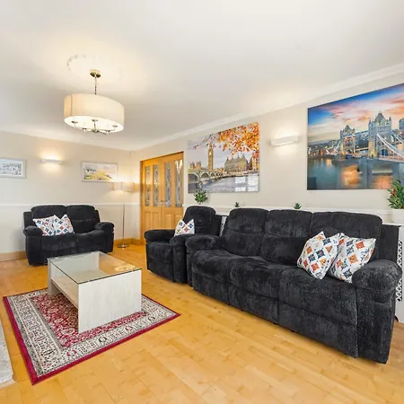 A Newly Renovated 7 Bedroom House Prázdninový dům *