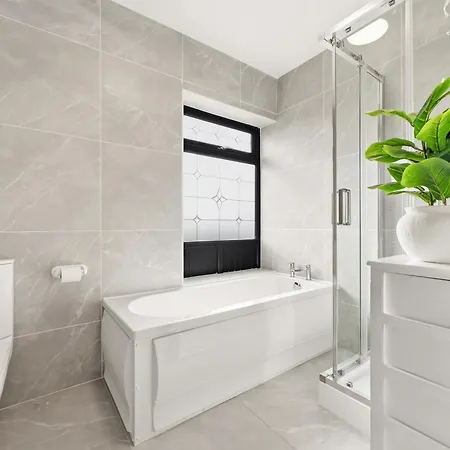 A Newly Renovated 7 Bedroom House Prázdninový dům Limerick Junction