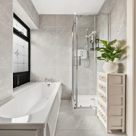 A Newly Renovated 7 Bedroom House Prázdninový dům *