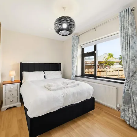 A Newly Renovated 7 Bedroom House Prázdninový dům Limerick Junction