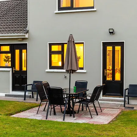 A Newly Renovated 7 Bedroom House Prázdninový dům Limerick Junction