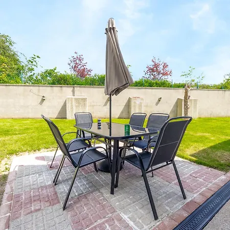 A Newly Renovated 7 Bedroom House Prázdninový dům *