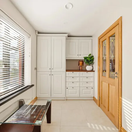A Newly Renovated 7 Bedroom House Prázdninový dům *